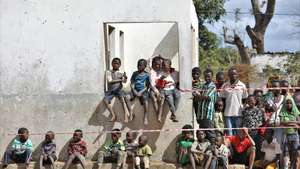 Deslocados no Centro de Trânsito de Namissir, na Escola Primária Completa dos Coqueiros, que alberga mais de 5.000 famílias deslocadas devido a ataques de grupos armados em Chiúre, na província de Cabo Delgado, norte de Moçambique, 29 de julho de 2025. Vários distritos de Cabo Delgado, sobretudo Chiúre, estão a registar uma crescente atividade por parte de elementos destes grupos nos últimos dias. Na semana passada, extremistas reivindicarem também a decapitação, em locais diferentes, de pelos menos três cristãos moçambicanos. (ACOMPANHA TEXTO DA LUSA DO DIA 09 DE AGOSTO DE 2025). LUÍSA NHANTUMBO