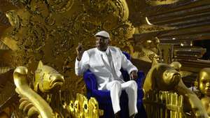 epa11941648 Brazilian musician Milton Nascimento participates during the Portela samba school parade on the third day of parades at the Marques de Sapucai Sambadrome in Rio de Janeiro, Brazil, 05 March 2025.  EPA/Antonio Lacerda