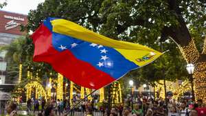 epa12422526 People participate in the festivities marking the start of the Christmas season in Caracas, Venezuela, 01 October 2025. Venezuelan authorities officially celebrated Christmas early and assured that it will be celebrated 'in peace,' amid tension with the United States over the country's military deployment in the Caribbean Sea to, according to Washington, combat alleged drug trafficking originating Venezuela.  EPA/MIGUEL GUTIERREZ