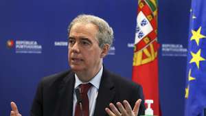 Miguel Xavier, do Programa Nacional de Saúde Mental, participa na conferência de imprensa diária sobre o novo coronavírus (covid-19), realizada no Ministério da Saúde, em Lisboa, 19 de abril de 2020. Portugal regista hoje 714 mortos associados à covid-19, mais 27 do que no sábado, e 20.206 infetados (mais 521), indica o boletim epidemiológico divulgado hoje pela Direção-Geral da Saúde (DGS). MANUEL DE ALMEIDA/POOL/LUSA