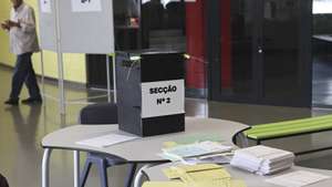 Eleitores votam para a Câmara Municipal de Lisboa nas eleições autárquicas 2025, numa escola de Benfica, em Lisboa, 12 de outubro de 2025. Decorrem este domingo as eleições autárquicas em Portugal onde mais de 9,3 milhões de eleitores podem votar. Os eleitores vão escolher os órgãos dirigentes das 308 Câmaras Municipais, 308 Assembleias Municipais e 3.221 Assembleias de Freguesia, pelo que há três boletins de voto. ANTÓNIO COTRIM/LUSA