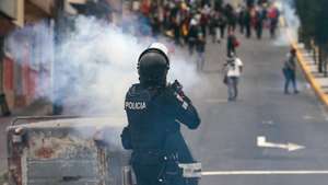 epa12449159 Members of the Ecuadorian police clash with protesters during a demonstration in Quito, Ecuador, 12 October 2025. The protests, organized nationwide by the Confederation of Indigenous Nationalities (Conaie), are based on rejection of president Noboa's administration and the rise in diesel prices.  EPA/JOSE JACOME