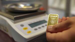 epa12441397 Gold bars are seen on a scale at a gold dealer's shop in Essen, Germany, 09 October 2025. The spot price of gold has risen above 4,000 USD per ounce for the first time as investors turn to the precious metal amid global political and economic uncertainty.  EPA/CHRISTOPHER NEUNDORF