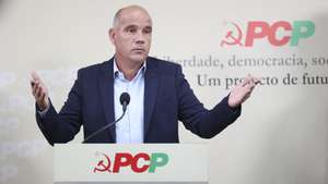 O secretário-geral do Partido Comunista Português (PCP), Paulo Raimundo, intervém durante uma conferência de imprensa para apresentação das principais conclusões da reunião para analisar a situação política e social, os resultados das eleições autárquicas e tarefas do partido, em Lisboa, 14 de outubro de 2025. ANDRÉ KOSTERS/LUSA