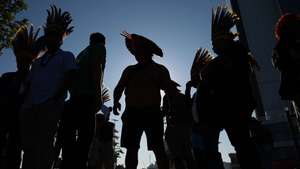 epa12181032 Indigenous people participate in a protest in Rio de Janeiro, Brazil, 17 June 2025. Brazil's National Petroleum Agency (ANP) is promoting an auction in which it is offering the concession to explore and exploit 172 areas in eleven sedimentary basins in the country, including 47 blocks in a controversial marine area near the mouth of the Amazon.  EPA/Antonio Lacerda