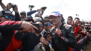 epa12377775 Frenchman Sebastien Ogier (R), from the Toyota Gazoo Racing WRT team, poses for photos with fans in the World Rally Championship in Concepcion, Chile, 14 September 2025. Ogier won the Rally Biobio in Chile, the eleventh round of the World Championship, for the first time, dethroning Welshman Elfyn Evans from the lead in the title race. Evans is now second, two points behind.  EPA/IGNACION VASQUEZ