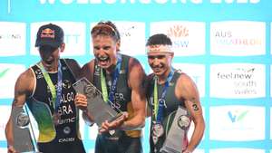 epa12464187 Matthew Hauser of Australia celebrates after winning the the Elite Men’s final and being crowned World Champion along with second place Miguel Hidalgo (left) of Brazil and  third place Vasco Vilaca (right) of Portugal at the World Triathlon Championships in Wollongong, Australia, 19 October 2025.  EPA/DEAN LEWINS AUSTRALIA AND NEW ZEALAND OUT