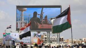 epa12390583 Houthi supporters gather in front of a digital billboard featuring a Houthi fighter on the Liberian-flagged bulk carrier the Magic Seas in the Red Sea, during an anti-Israel protest, in Sana'a, Yemen, 19 September 2025. Thousands of Houthi supporters gathered at their weekly demonstration in solidarity with the Palestinian people, and to condemn Israel's airstrikes on Yemeni cities as well as its ongoing military campaign in the Gaza Strip.  EPA/YAHYA ARHAB
