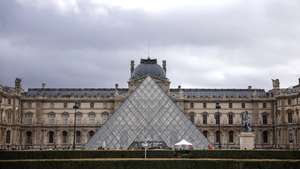 epa12466948 An exterior view of the Louvre Museum a day after a robbery in Paris, France, 20 October 2025. The Louvre Museum was targeted in a robbery by several criminals who smashed windows to steal eight priceless royal pieces of jewelry on 19 October. The Louvre remains closed for a second day running. French Culture Minister Rachida Dati called it 'an attack on France’s cultural heritage.'  EPA/YOAN VALAT