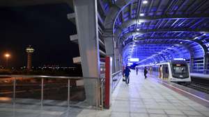 O comboio expresso, que circula apenas desde quinta-feira e que se destina a servir o novo Aeroporto Internacional Dr. António Agostinho Neto (AIAAN), partiu hoje pontualmente às 04:00 da estação do Bungo, em Luanda, com um único passageiro para Luanda, José Marques, que seguiu acompanhado por equipas de reportagem, funcionários do Caminhos de Ferro de Luanda, polícias e trabalhadores aeroportuários, Luanda, Angola, 10 de novembro de 2024. ( ACOMPANHA TEXTO). AMPE ROGÉRIO/LUSA