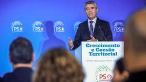 O secretário-geral do Partido Socialista (PS), José Luís Carneiro, discursa durante a sessão de encerramento das Jornadas Parlamentares do PS, em Penafiel, 21 de outubro de 2025. JOSÉ COELHO/LUSA