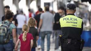 Um agente da Polícia Municipal patrulha a Rua Augusta, em Lisboa, 23 de outubro de 2024. Forças de segurança. Agentes de autoridade. Baixa pombalina. ANTÓNIO PEDRO SANTOS/LUSA