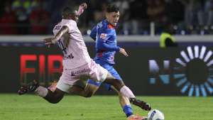 O jogador do Alverca, Cédric Nuozzi (D), disputa a bola com o jogador do Gil Vicente, Marvin Elimbi, durante o jogo da I Liga de futebol, realizado no Complexo desportivo de Alverca, em Vila Franca de Xira, 24 de outubro de 2025. MIGUEL A. LOPES/LUSA