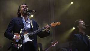 epa12248187 Miguel Araujo (L), singer of Portuguese band Os Quatro e Meia, performs at the Mares Vivas music festival in Vila Nova de Gaia, northern Portugal, 19 July 2025. The festival runs until 20 July.  EPA/MANUEL FERNANDO ARAUJO