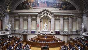 O ministro de Estado e das Finanças, Joaquim Miranda Sarmento, usa da palavra durante a sessão plenária sobre o Orçamento do Estado para 2026 (OE2026), na Assembleia da República, em Lisboa, 28 de outubro de 2025. A Assembleia da República continua hoje a debater em plenário a proposta do Governo de Orçamento do Estado para 2026. TIAGO PETINGA/LUSA