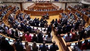As bancadas do Partido Social Democrata (PSD), e do CDS-PP, votam a favor do Orçamento do Estado para 2026 (OE2026), durante a sessão plenária, na Assembleia da República, em Lisboa, 28 de outubro de 2025. A Assembleia da República continua hoje a debater em plenário a proposta do Governo de Orçamento do Estado para 2026. MIGUEL A. LOPES/LUSA