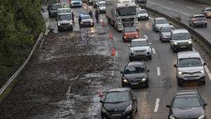 Limpeza da estrada com detritos trazidos pelas chuvas na VCI entre a saída de Bessa Leite e o Nó de Francos, Porto, 31 de outubro de 2025. A chuva intensa que se fez sentiu durante a madrugada de hoje no Porto provocou mais de meia centena de ocorrências na cidade e obrigou ao corte de várias vias de circulação devido a inundações, informaram as autoridades. JOSÉ COELHO/LUSA