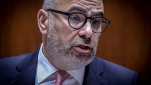 O ministro das Infraestruturas e Habitação, Miguel Pinto Luz, intervém durante a sua audição na Comissão de Orçamento, Finanças e Administração Pública, no âmbito da apreciação, na especialidade, da proposta do Orçamento do Estado, na Assembleia da República, em Lisboa, 31 de outubro de 2025. ANTÓNIO PEDRO SANTOS/LUSA