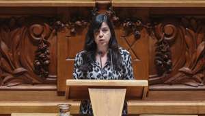 A deputada do Pessoas-Animais-Natureza (PAN), Inês de Sousa Real, intervém na sessão plenária sobre o Orçamento do Estado para 2026 (OE2026), na Assembleia da República, em Lisboa, 28 de outubro de 2025. A Assembleia da República continua hoje a debater em plenário a proposta do Governo de Orçamento do Estado para 2026. MIGUEL A. LOPES/LUSA