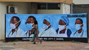 Três anos depois do fim da obrigatoriedade do uso de máscaras em Moçambique, dezenas ainda fazem do Hospital Central de Maputo (HCM) local de negócio, alimentando sonhos e famílias, mesmo oferecendo-as a quem não tem como pagar, Maputo, Moçambique, 19 de setembro de 2025. (ACOMPANHA TEXTO DA LUSA DO DIA 29 DE SETEMBRO DE 2025) LUÍSA NHANTUMBO/LUSA
