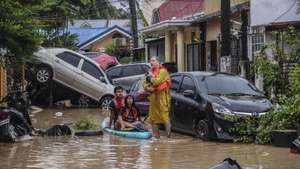 epa12501752 People are surrounded by damaged vehicles in a flooded district affected by typhoon Kalmaegi, in Cebu City, Philippines, 04 November 2025. Typhoon Kalmaegi crossed the Visayas region of central Philippines on 04 November, causing flooding, power outtages and damage to property. According to the Philippine Atmospheric, Geophysical, and Astronomical Services Administration (PAGASA), the typhoon is projected to be in the vicinity of Negros Occidental province in the central Philippines, moving west at 25 kilometers per hour with maximum winds of 140 kilometers per hour.  EPA/JUANITO ESPINOSA