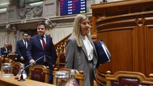 A ministra da Cultura, Juventude e Desporto, Margarida Balseiro Lopes (D), à chegada para a sua audição na Comissão de Orçamento, Finanças e Administração Pública, no âmbito da apreciação, na especialidade, da proposta do Orçamento do Estado, na Assembleia da República, em Lisboa, 04 de novembro de 2025. ANTÓNIO PEDRO SANTOS/LUSA