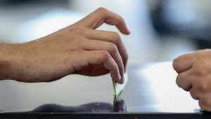 Eleitor coloca o seu boletim de voto na urna de votos para a Câmara Municipal de Lisboa, 12 de outubro de 2025. Decorrem este domingo as eleições autárquicas em Portugal onde mais de 9,3 milhões de eleitores podem votar. Os eleitores vão escolher os órgãos dirigentes das 308 Câmaras Municipais, 308 Assembleias Municipais e 3.221 Assembleias de Freguesia, pelo que há três boletins de voto. ANDRÉ KOSTERS/LUSA