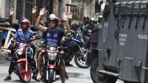 epa12487798 People react during a Rio de Janeiro Police operation in Rio de Janeiro, Brazil, 28 October 2025. The police launched a major operation in two favelas aimed at arresting the leaders of the Red Command, the largest criminal gang in the city, and to halt its territorial expansion.  EPA/ANTONIO LACERDA