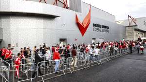 Adeptos mobilizam-se para votar nas eleições para os órgãos sociais do SL Benfica, no Estádio da Luz, em Lisboa, 25 de outubro de 2025. Mais de 160 mil sócios do Benfica são chamados, este sábado, a escolher o próximo presidente do clube. Há seis candidatos e, se nenhum conseguir 50% da votação, haverá segunda volta a 8 de novembro. MIGUEL A. LOPES/LUSA