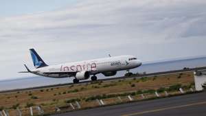 Aeronave Airbus A321LR da SATA Azores Airlines após descolar do aeroporto de Ponta Delgada, 03 de agosto de 2025. NUNO VEIGA/LUSA