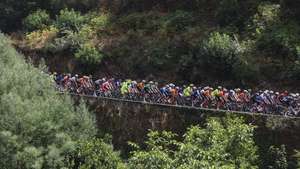 epaselect epa12294078 The pack of riders competes during the fifth stage of the Volta a Portugal em Bicicleta over 155.5km from Lamego to Viseu, Portugal, 11 August 2025.  EPA/TIAGO PETINGA