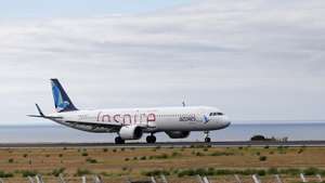 Aeronave Airbus A321LR da SATA Azores Airlines após descolar do aeroporto de Ponta Delgada, 03 de agosto de 2025. NUNO VEIGA/LUSA
