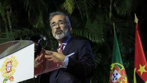 O ministro de Estado e dos Negócios Estrangeiros, Paulo Rangel, discursa na residência do embaixador de Portugal em Luanda após a sua chegada ao país para participar na cerimónia de celebração dos 50 anos de independência de Angola, cerimónia que reunirá mais de uma dezena de chefes de Estado e representantes estrangeiros, Luanda, Angola, 10 de novembro de 2025. A visita, segundo uma nota divulgada pela presidência, “constituirá um momento muito significativo na relação de estreita cooperação e profunda amizade entre Portugal e Angola”. AMPE ROGÉRIO/LUSA