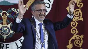 O presidente da Câmara Municipal de Lisboa, Carlos Moedas, durante a cerimónia de instalação dos Órgãos do Município de Lisboa 2025/2029, em Lisboa, 11 de novembro de 2025. Nas eleições de 12 de outubro, o social-democrata Carlos Moedas foi reeleito presidente da Câmara Municipal de Lisboa, através da candidatura “Por ti, Lisboa” - PSD/CDS-PP/IL, que obteve 110.586 votos (41,69%) e conseguiu oito mandatos, mais um do que os sete alcançados em 2021, ficando a um de obter maioria absoluta, o que exigiria a eleição de nove dos 17 membros que compõem o executivo da capital. ANTÓNIO COTRIM/LUSA