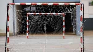 Baliza de futebol em mau estado no recreio da Escola primária nº2, em Espinho, 18 de Maio de 2025. ESTELA SILVA/LUSA