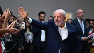 epa12536965 Brazilian President Luiz Inacio Lula da Silva greets journalists during a press conference at the Hangar Convention Center, where COP30 is being held, in Belem, Brazil, 19 November 2025.  EPA/Andre Borges