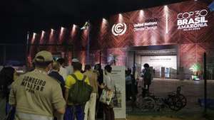 epa12538789 People enter the venue for the UN climate summit (COP30) after its reopening in Belem, Brazil, 20 November 2025. Firefighters brought the blaze under control at the venue where the COP30 negotiations are taking place, according to official sources. The fire forced the evacuation of the site. Belem is hosting the 30th United Nations (UN) Climate Change Conference, COP30, until 21 November 2025.  EPA/FRAGA ALVES