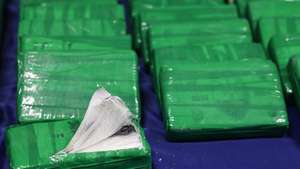 Embalagens de cocaína escondidas em caixas de bananas, após a sua apreensão pela Polícia Judiciária (PJ), na operação "Acácias", em Lisboa, 30 de dezembro de 2024. A operação foi realizada nos últimos dias pela Unidade Nacional de Combate ao Tráfico de Estupefacientes, de localização e apreensão de cerca de três toneladas e meia de cocaína chegadas a território nacional por um porto marítimo. ANTÓNIO PEDRO SANTOS/LUSA