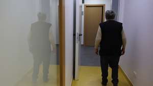 Uma idosa vítima de violência doméstica numa das casas abrigo que existe para as acolher. O número de idosos vítimas de crime e violência continua a aumentar, sobretudo mulheres como «Odete», «Etelvina» ou «Gertrudes», que vivem atualmente numa casa de abrigo depois de anos de abusos por maridos e filhos, 21 de novembro de 2025. (ACOMPANHA TEXTO DE 23 DE NOVEMBRO DE 2025). PAULO NOVAIS/LUSA