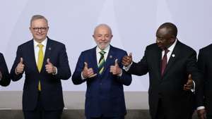 epa12541964 (L-R) Australia's Prime Minister Anthony Albanese, Brazil's President Luiz Inacio Lula da Silva, and South Africa's President Cyril Ramaphosa gesture as they pose for a family photo, on the first day of the G20 Leaders' Summit at the Nasrec Expo Centre in Johannesburg, South Africa, 22 November 2025. World leaders are gathering in South Africa, the host of this year's G20 Leaders' Summit on 22 and 23 November 2025, to discuss the global economy, development and financing.  EPA/YVES HERMAN / POOL