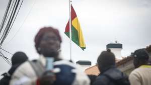 Cidadãos guineenses aguardam pela sua vez para exercerem o seu direito de voto para as eleições presidenciais e legislativas na Guiné-Bissau, na Embaixada da Guiné-Bissau, em Lisboa, 23 de novembro de 2025. ANTÓNIO PEDRO SANTOS/LUSA