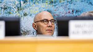 epa12525255 UN High Commissioner for Human Rights Volker Turk waits prior to the Human Rights Council Special Session on the Human Rights Situation in and around Sudan's El Fasher, at the European headquarters of the United Nations in Geneva, Switzerland, 14 November 2025. The special session, requested by Britain, Germany, Ireland, the Netherlands and Norway, will discuss the situation in and around El Fasher, North Darfur, which fell to the Rapid Support Forces (RSF) on 23 October after an 18-month siege, sparking reports that crimes under international law are being committed.  EPA/SALVATORE DI NOLFI