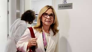A ministra da Saúde, Ana Paula Martins, durante a visita à Unidade Local de Saúde da Guarda no Hospital Sousa Martins, Guarda, 24 de novembro de 2025.  MIGUEL PEREIRA DA SILVA/LUSA