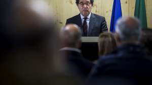 O ministro da Economia e da Coesão Territorial, Manuel Castro Almeida, usa da palavra na inauguração do banco de testes de fibras óticas multi-núcleo do ISCTE na estação de metro da Cidade Universitária em Lisboa, 03 de novembro de 2025. TIAGO PETINGA/LUSA