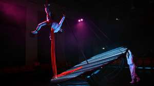 Ensaio de imprensa do espetáculo de circo contemporâneo, "Liberdade Liberdade", interpretado por David David e Tjaša Dobravec, a partir das histórias-narrativas das cartas de amor trocadas pelos avós do primeiro durante a ditadura, no Teatro Narciso Ferreira, em Vila Nova de Famalicão, 26 de Novembro de 2025. "Liberdade Liberdade" é o novo espetáculo da Momento – Artistas Independentes e da recém-criada companhia Ângulo Crítico, com direção e dramaturgia de Diogo Freitas, estreia dia 28 de novembro. (ACOMPANHA TEXTO DE 27 DE NOVEMBRO DE 2025). ESTELA SILVA/LUSA