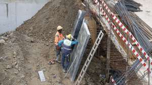Trabalhadores da construção civil numa obra perto do Marquês de Pombal, em Lisboa, 12 de fevereiro de 2025. Habitação. Arquitetura. Construção Civil. Trabalho. Imigrantes. ANTÓNIO PEDRO SANTOS/LUSA