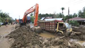 epa12554501 An excavator evacuates a truck buried in mud at a flood-affected village in the Meureudu area, Pidie Jaya, Aceh, Indonesia, 28 November 2025. Floods and landslides triggered by Tropical Cyclone Senyar have killed at least 72 people across Aceh, North Sumatra, and West Sumatra provinces, according to Indonesia’s National Disaster Management Agency.  EPA/HOTLI SIMANJUNTAK