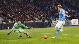 epa12560970 Roma's goalkeeper Mile Svilar (L) and Napoli's Rasmus Hojlund in action during the Italian Serie A soccer match between AS Roma and SSC Napoli, in Rome, Italy, 30 November 2025.  EPA/FABIO FRUSTACI