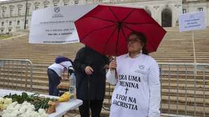 Protesto da Associação Coração Silenciado, que acusa a Conferência Episcopal Portuguesa (CEP) de  silêncio e total falta de transparência  quanto ao desenvolvimento do processo de compensações financeiras a vítimas de abuso sexual por parte de membros da Igreja Católica em Portugal, 27 setembro 2025, nas escadarias da Assembleia da República, em Lisboa. MANUEL DE ALMEIDA/LUSA