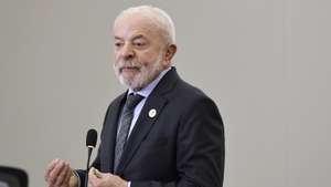 epa12544059 Brazil's President Luiz Inacio Lula da Silva addresses  the media at a press conference at the Group of Twenty (G20) Leaders' Summit in Johannesburg, South Africa, 23 November 2025. World leaders gathered in South Africa, the host of this year's G20 Leaders' Summit on 22 and 23 November 2025, to discuss the global economy, development and financing.  EPA/KIM LUDBROOK